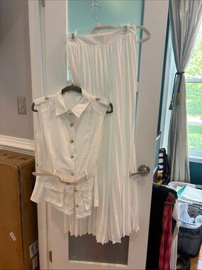 Sleeveless White Pleated Wide-Leg Jumpsuit Set NWOT stunning
